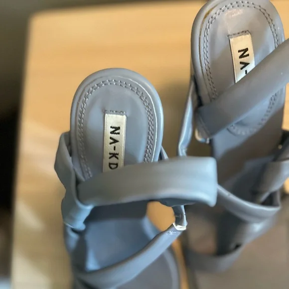 Sandal heel shoes. - Picture 2 of 4